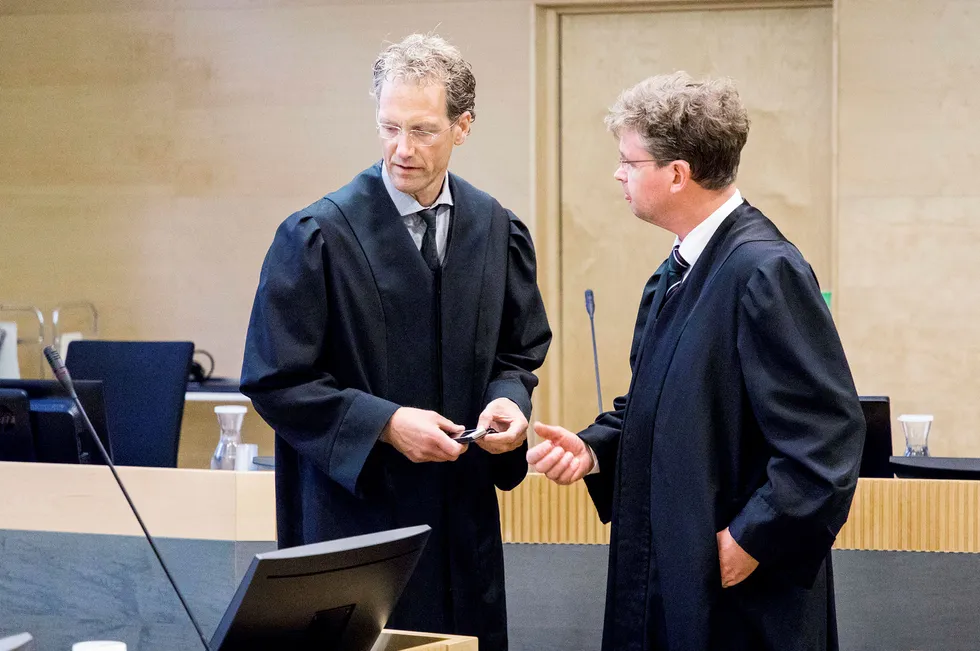 Knut Christian Braae-Johannessen (t.v.) er aktor og Trygve Staff er forsvarer i saken mot Arne Vigeland i Borgarting lagmannsrett etter at Vigeland fikk kappet naboens uthus i to.
