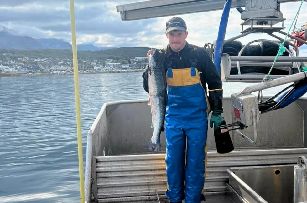 Kent Arne Jakobsen er fisker fra Rødøy i Nordland. Her med en oppdrettslaks han fikk i garnet i vår.