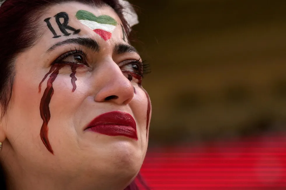Under fotball-VM i Qatar hadde denne kvinnen med seg en fotballdrakt med Mahsa Aminis navn på ryggen, og et flagg der det sto «Kvinne, liv, frihet». Dette ble konfiskert av Qatars sikkerhetspersonell. Kampen for grunnleggende rettigheter kjenner hverken geografiske eller demografiske grenser.