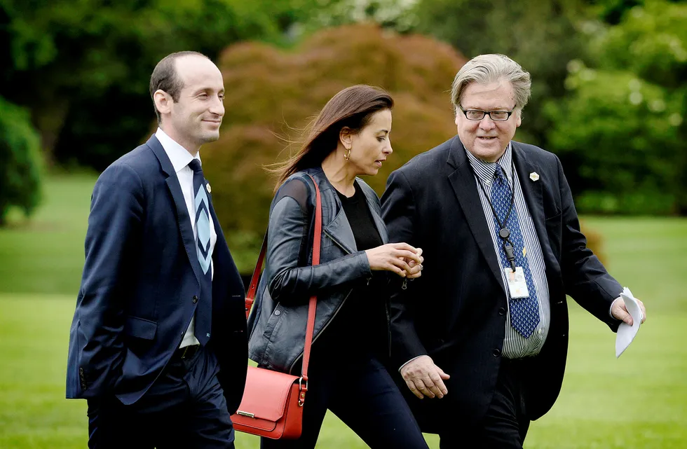 President Donald Trump bekrefter at Dina Powell er aktuell som ny FN-ambassadør. Her er Powell avbildet i fjor med Trumps tidligere sjefstrateg Steve Bannon (til høyre) og Trump-rådgiver Stephen Miller.