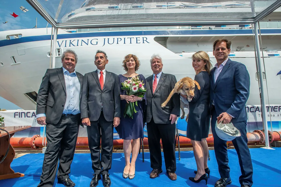 Sissel Kyrkjebø (i midten) var til stede på verftet i Ancona i Italia da «Viking Jupiter» ble sjøsatt tidlig i mai. Neste uke skal skipet etter planen døpes i Oslo. Fra venstre: Kyrkjebøs ektemann og skatteadvokat Ernst Ravnaas, verftsdirektør Giovanni Stecconi, reder Torstein Hagen, hunden Finse og Hagens datter Karine Hagen.
