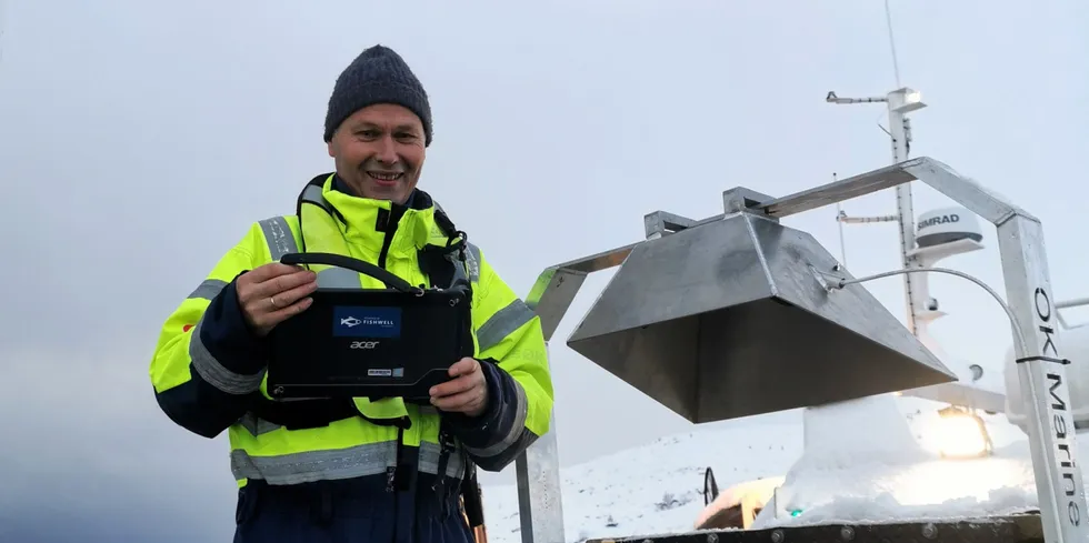 Fishwell Technology og OK Marine har inngått en industriell samarbeidsavtale for å styrke satsningen på utvikling av digitalisert dødfisktelling innen oppdrettsnæringen. Her er Kjell Wiik, administrerende direktør i Fishwell Technology, med dødfisktellesystemet Goodeye.