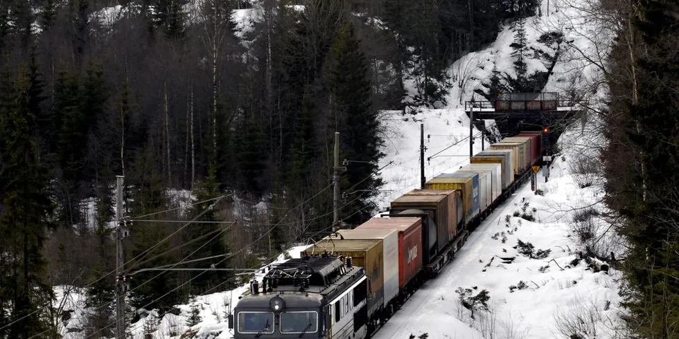 Lastebiler kan ikke ta seg av fremtidens økning i lakseproduksjonen. Foto: Oddvar Foss