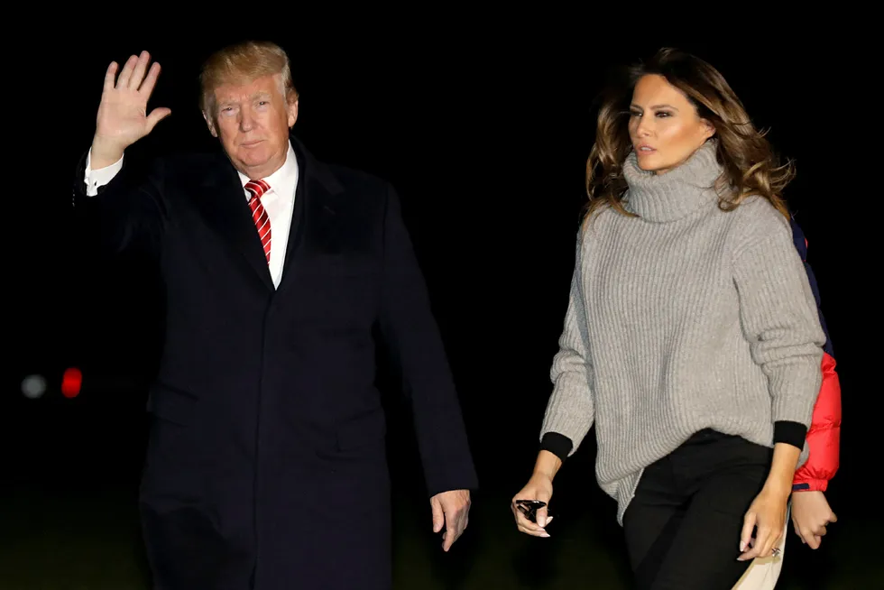 President Donald Trump returnerte fra Thanksgiving-ferie i Florida søndag. Her sammen med førstedame Melania Trump. Foto: Yuri Gripas, Reuters/NTB Scanpix