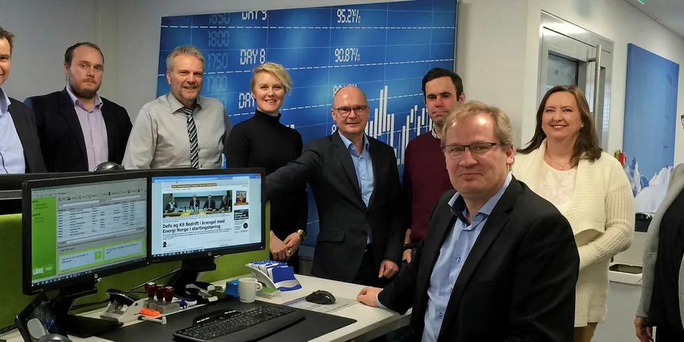 VIL VOKSE: Administrerende direktør Espen Fjeld (foran), mener det er viktig for Energi Salg Norge å vokse videre. De vil nå satse videre på løsninger med leveranse til nettap og pliktlevering hos nettselskap.
