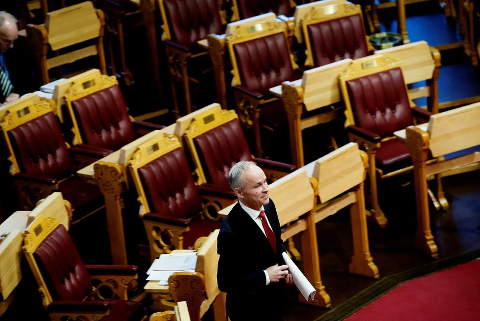Kommunal- og moderniseringsminister Jan Tore Sanner (H) forsikrer at Kaldheim er kvalifisert for jobben. Foto: Mikaela Berg