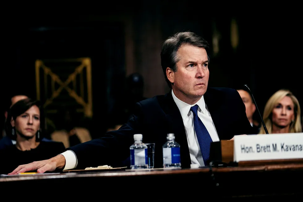 Dommer Brett M. Kavanaugh har alt å vinne på å svekke psykologiprofessor Christine Blasey Ford forklaring. Her fra høringen i Senatets justiskomité torsdag.