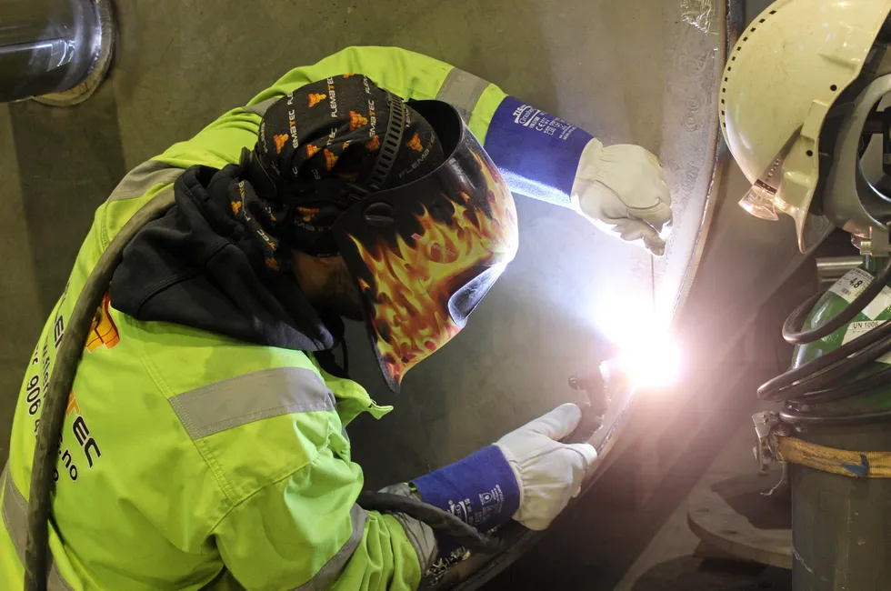 Flere i utdanning, og tettere oppfølging skal få flere i arbeid sier Aps næringskomité.