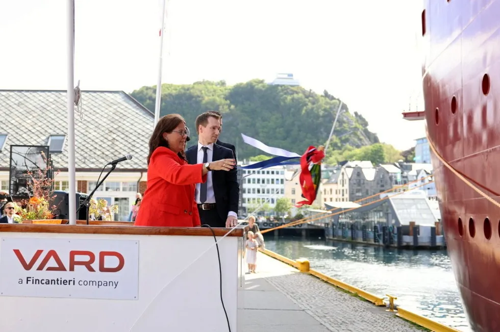 Gudmor Gitte Bengtsson døper Norwind Gale.