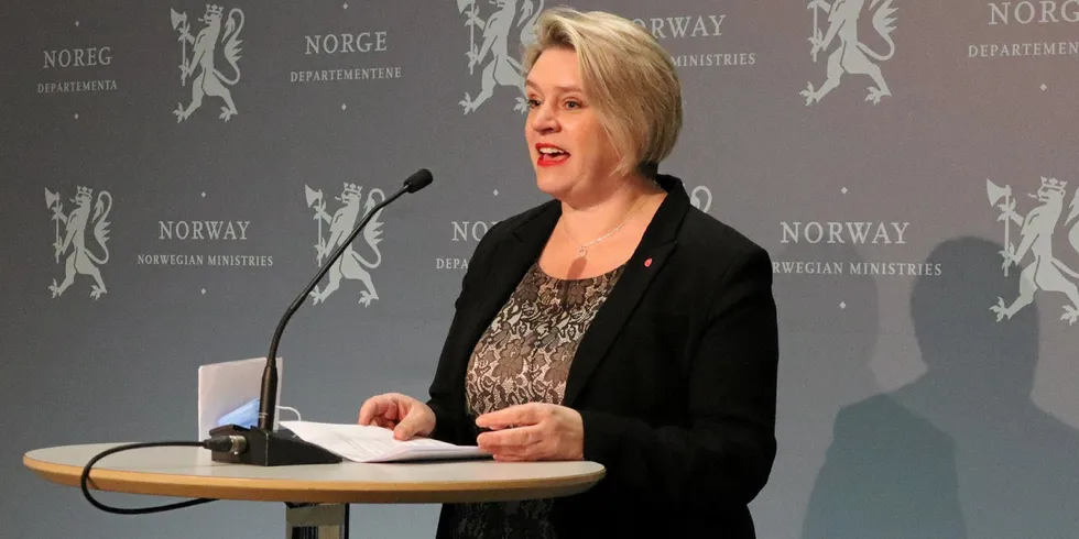 Gjennomgangen som olje- og energiminister Marte Mjøs Persen nå har kunngjort, vil inkluderer flere av tiltakene som har blitt foreslått, som makspris på strøm, krav til fyllingsgrad i magasinene og ulike måter å sikre strømkundene på.