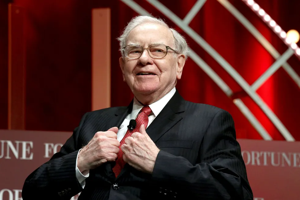 Så dersom du har en investeringshorisont på mer enn et par år, bør du gjøre som Warren Buffett: Invester i indeksfond (eller et bredt og tilfeldig utvalg av likvide aksjer) og sett deg tilbake og vent. Det er sjelden at latskap lønner seg mer. Foto: KEVIN LAMARQUE/Reuters/NTB Scanpix