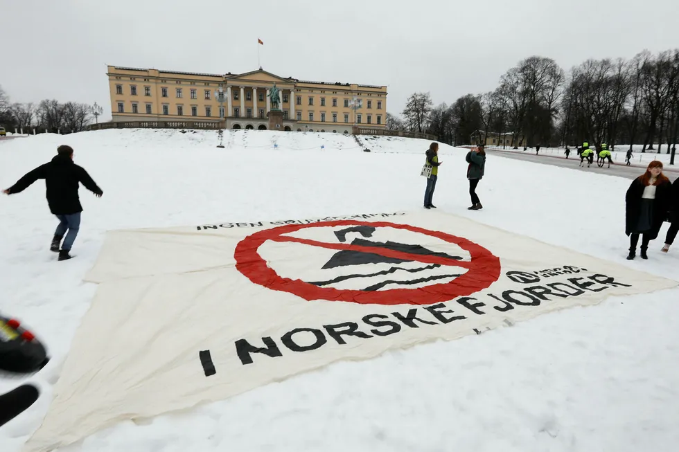 Aksjon Nei til gruvedumping i Repparfjord foran slottet i Oslo fredag.