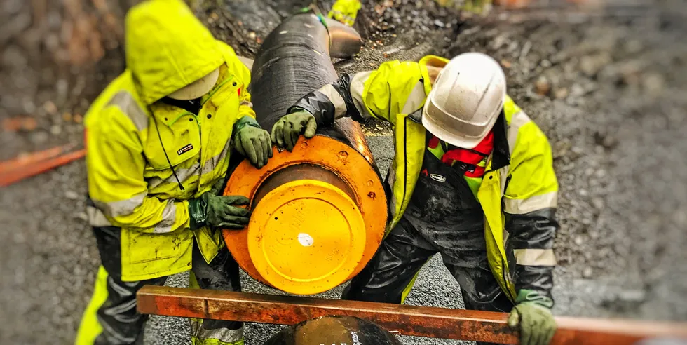 – Førde er et vekstområde i gamle Sogn og Fjordane. Det er mye ny aktivitet der, så det kommer flere kunder knyttet til det anlegget. Så ser vi også at det å få et «brohode» inn i dette området, vil gjøre det lettere for oss å selge flere av våre tjenester i området i større grad enn vi har gjort før, sier sjefen i BKK Varme, Øystein Haaland.