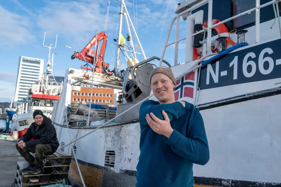 Joachim Joakimsen (32) er skipper på «Henry J». Båten er oppkalt etter hans bestefar som pleide å ta han med på fiske fra han var en liten gutt. Anders Blom (bak) er mannskap.