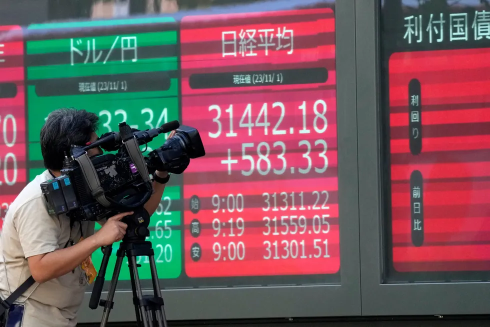 Nikkei-indeksen ved Tokyo-børsen har steget de siste to handelsdagene. Regjeringen gjør klar en ny tiltakspakke og truer med å gripe inn i valutamarkedet hvis det kommer nye uventede bevegelser.