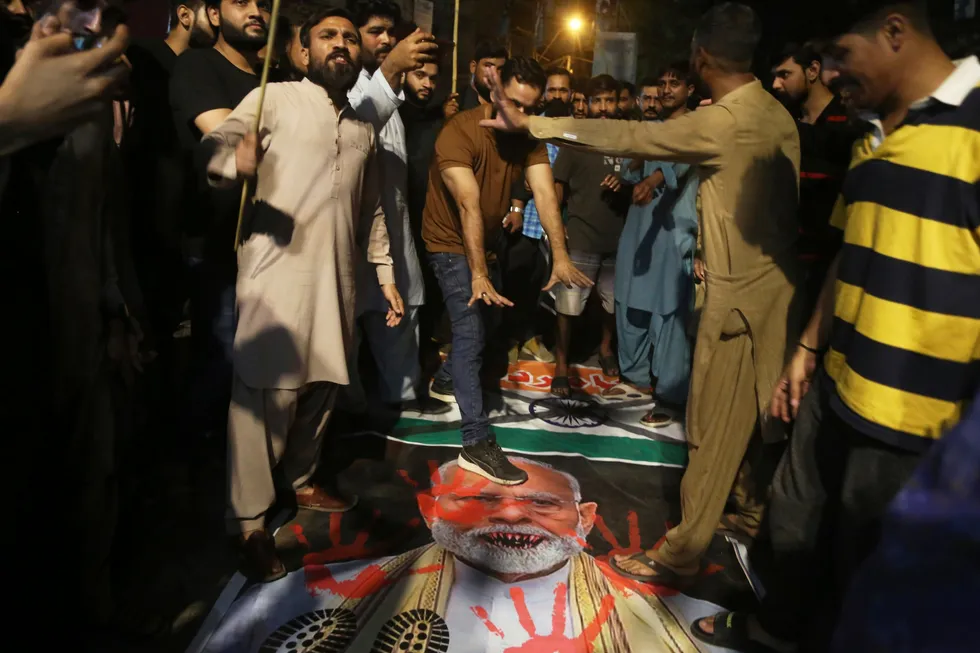 Det er demonstrasjoner mot India i Pakistan etter nattens angrep fra India.