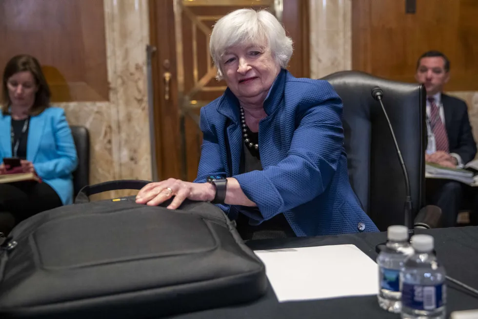 USAs finansminister Janet Yellen. Den amerikanske varianten med å la sentralbanken betale for infrastrukturinvesteringer og sjekker til befolkningen, kommer til å fungere, skriver artikkelforfatteren.