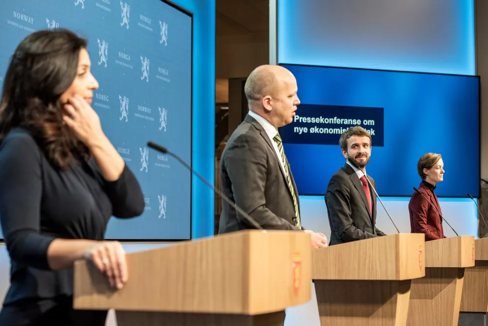 Regjeringen presenterte nye, økonomiske krisetiltak på pressekonferanse 14. desember.