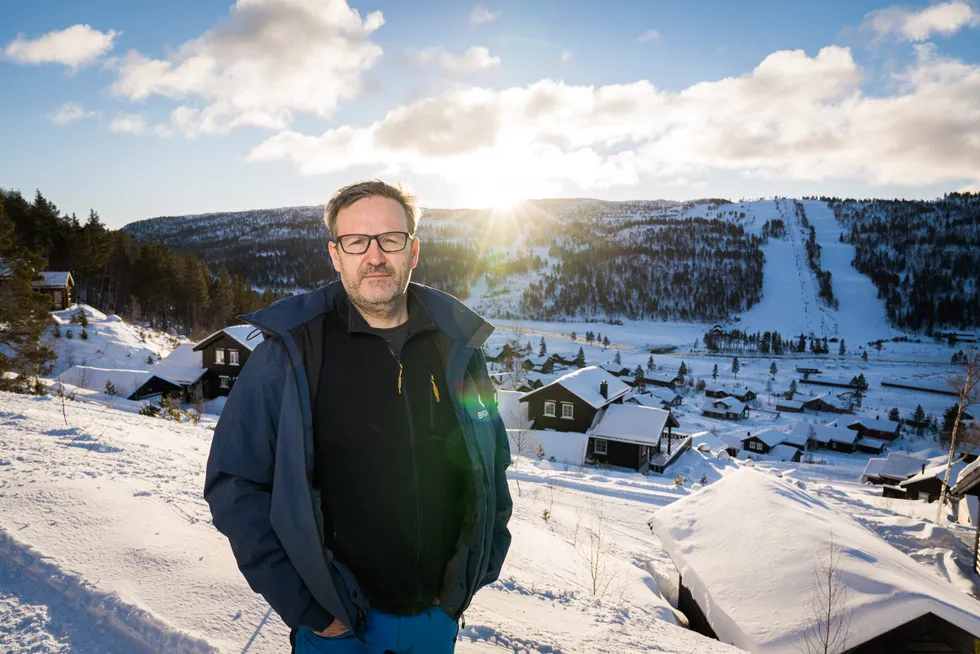 Svenn Magne Brokke, daglig leder for Brokke Alpinsenter, hyret inn advokat og varslet søksmål da strømselskapet GNP Energy plutselig opphevet maksprisavtalen da strømprisene gikk i taket i høst.