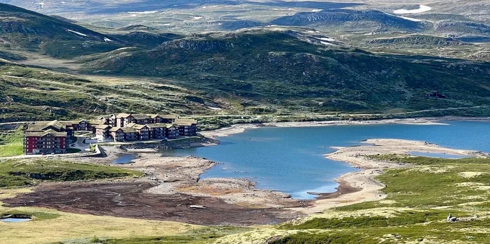 Det ble notert rekordlav magasinfylling i Midt-Norge sist uke. Det er ikke registrert lavere vannmengder i landsdelens magasiner de siste tjue åren. Bildet er fra Bergsjø, Ål i Hallingdal, sommeren 2022.