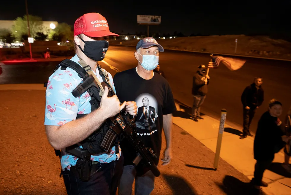 Trump-supportere har møtt opp tungt væpnet under en «Stop the Steal»-protest utenfor et valglokale i Las Vegas i Nevada.