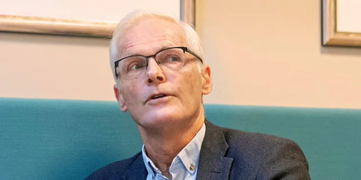 – Du må nesten spørre de som er forslagsstillere, sier energikommisjonens leder Lars Sørgard når han blir spurt om hva punktet om frivillige avtaler med kraftbransjen egentlig betyr.