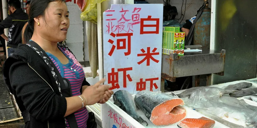 Norsk laks på et fiskemarked i Shanghai.