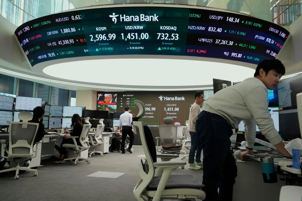 Det er en bred oppgang ved de fleste børsene i Asia. Ved Seoul-børsen er det en svak nedgang etter at Samsung SDI-aksjen kunngjøringen av en emisjon med 17 prosent rabatt. Her fra KEB Hana Bank.