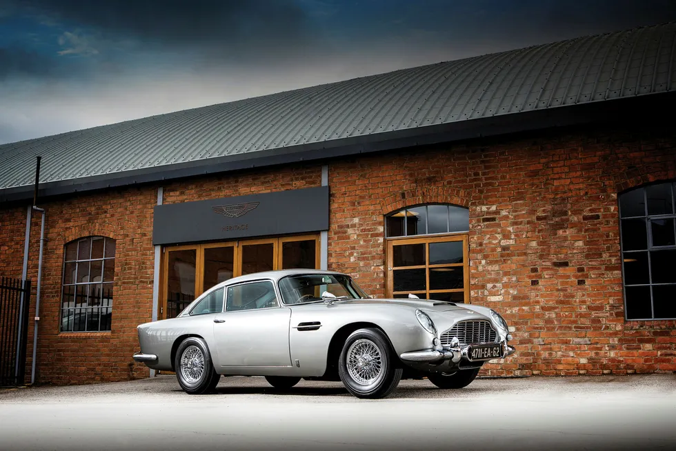 Denne Aston Martin DB5 ble torsdag solgt på auksjon for 6,385 millioner dollar.