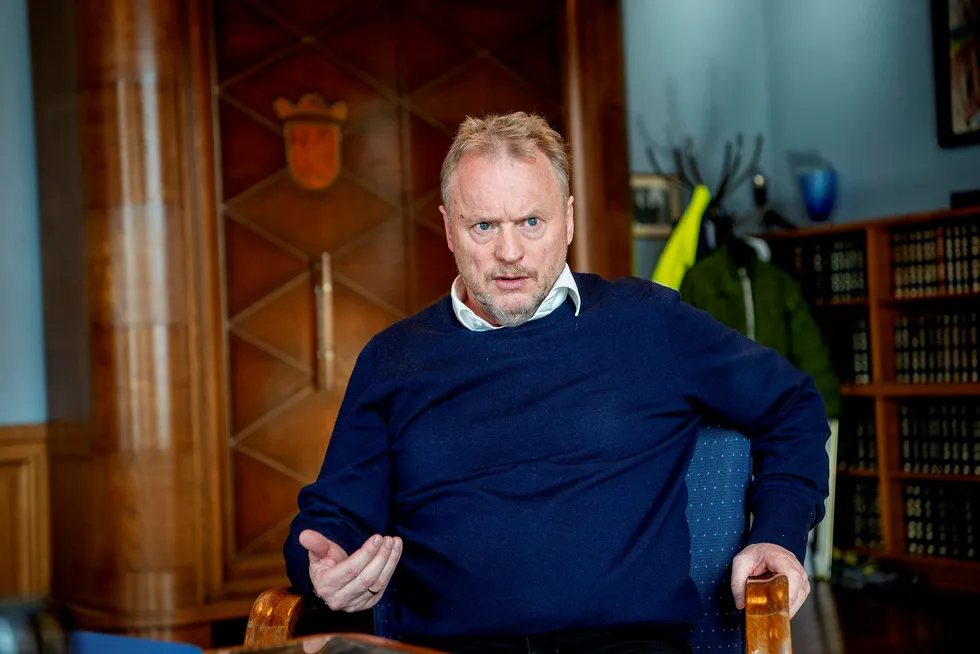Byrådsleder Raymond Johansen tar på seg munnbind under et besøk ved en koronateststasjon. Byrådet vurderer å stramme smitteverntiltakene i hovedstaden ytterligere til hvis smitten fortsetter å spre seg.