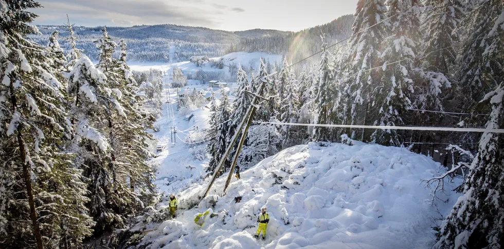 Dette bildet er fra strømbruddet Agder Energi Nett opplevde i 2018 hvor hele Øvrebø var uten strøm. Her jobbet montører fra Otera med en knekt mast.