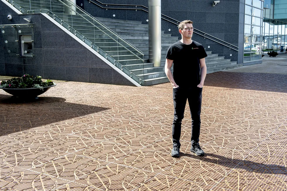 Gründer Lars Henrik Hafstad Karlsson (23) mener det offentlige innovasjonskontoret VIS, som skulle hjelpe ham, isteden lanserte en egen konkurrent. Her svarer VIS til DNs saker.