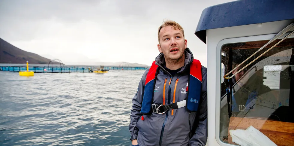 Daglig leder Alf Gøran Knutsen i Kvarøy fiskeoppdrett ved en av lokalitetene deres.