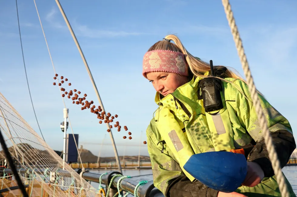 Pia Hauge Hjertås tar leiarutdanning ved sida av jobben i Firda Seafood.