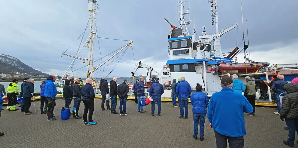 Over hundre kunder sto på kaia og bivånet dramaet da fangstbåten «Havsel» måtte hjelpes til land av slepebåten «Borge Parat» etter grunnstøtingen i Tromsøysundet. Etter en del avklaringen fikk folk endelig kjøpe selkjøtt fra toktet i Vestisen.