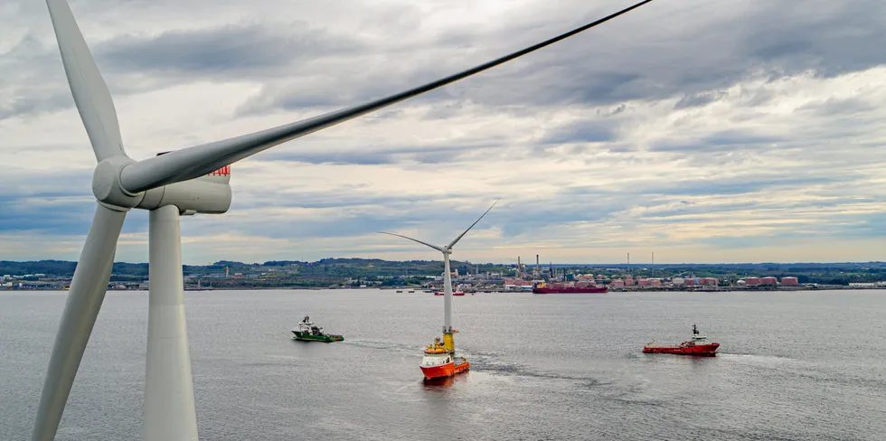 Flytende havvind og annet fornybar kraftproduksjon må subsidieres på en måte som gjør at operatørene blir eksponert for markedssignalene, mener Regulatory Assistance Project (RAP). På bildet taues en av de flytende turbinene i Hywind Tampen ut til site.