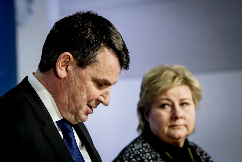 Tor Mikkel Wara under pressekonferansen med statsminister Erna Solberg, der han fortalte pressen at han går av som justisminister.