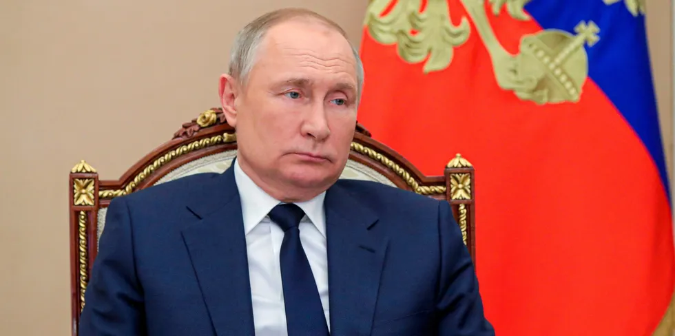 Den russiske presidenten Vladimir Putin (bildet) struper leveransene av gass til flere land.