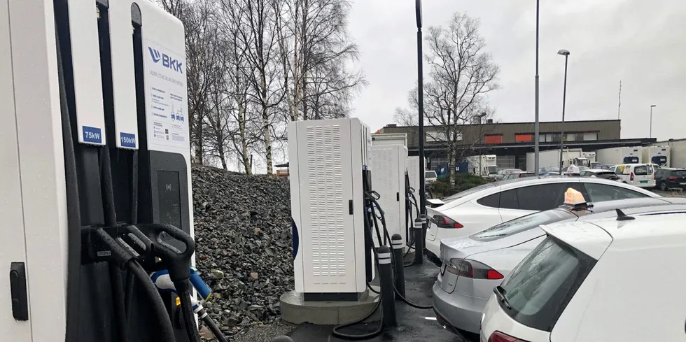 BKK, Grønn Energi og Fortum er de tre store selskapene som bygger hurtigladere over hele landet.