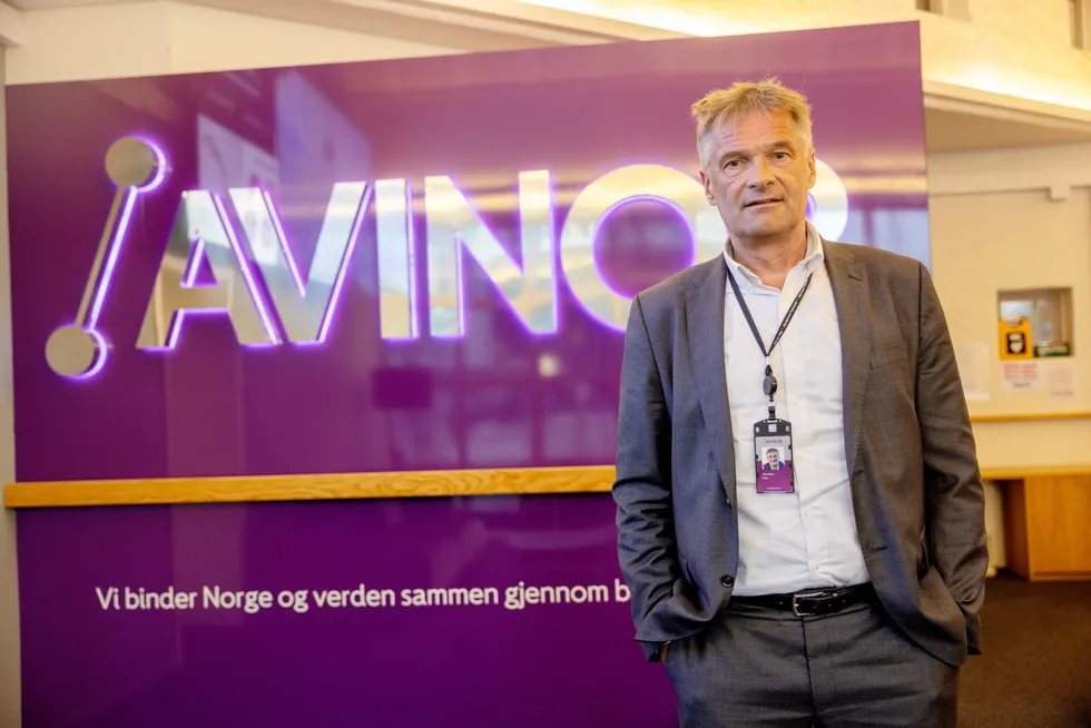 Avinor-sjef Abraham Foss kommenterer prosjekter i milliardklassen som har sprukket i tid og pengebruk – men er delvis uenig i at prosjektene har sprukket. Snart skal Riksrevisjonen se Avinor i kortene.