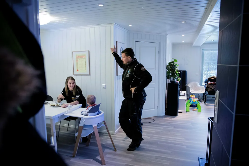 Samboerne Mia Jacobsen (24) og Andreas Aune (28) med sønnen Lian Aune fikk en tøff tid da gruven gikk konkurs. Andreas har startet sitt eget snekkerfirma, mens Mia fikk midlertidig jobb i gruven. Foto: Per Thrana