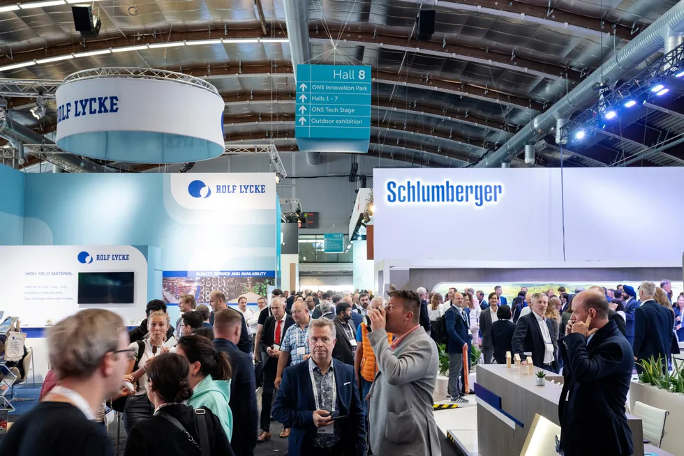 Det var tett mellom dressene på energimessen i Stavanger denne uken.