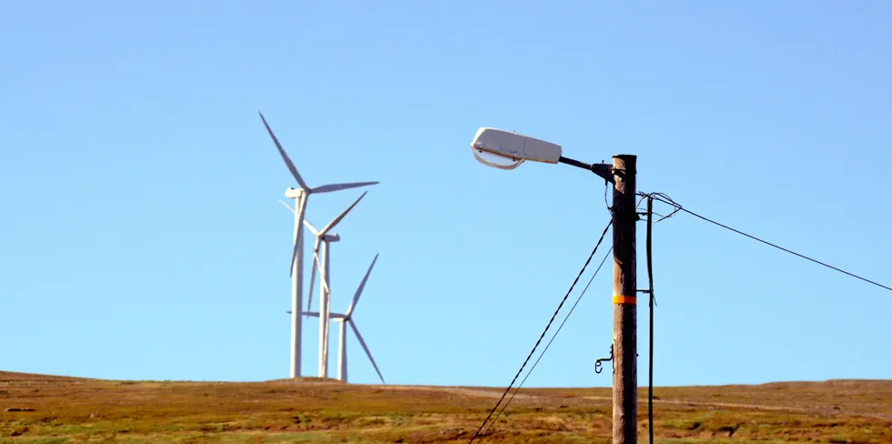 RME-rapporten Driften av kraftsystemet 2020 viser at økt kapasitet på utenlandskablene og mer vindkraft gjør det stadig mer utfordrende å opprettholde frekvensen i det nordiske strømnettet.