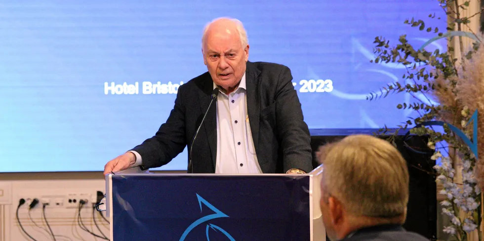 Inge Halstensen med både spørsmål og råd til ministeren.