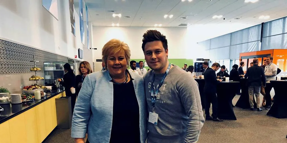 OPPDRI ERNA: Jim Simonsen Jenssen og Erna Solberg fotografert på Høyre landsmøte nå i ettermiddag. Jim ga statsministeren noen gode sjømatråd.Foto: Unge Høyre