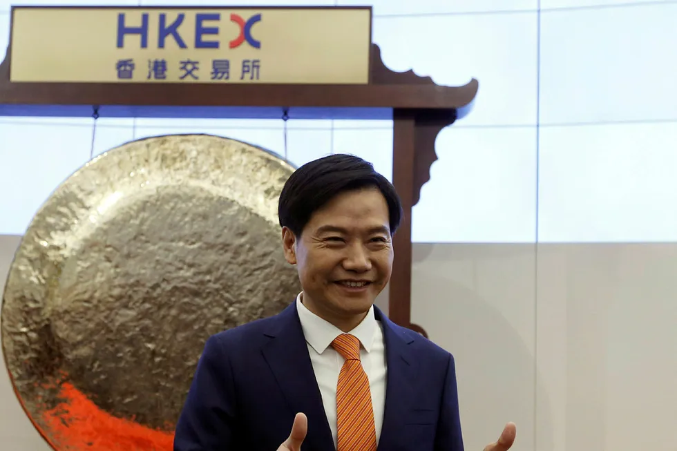 Xiaomis grunnlegger og konsernsjef Lei Jun startet aksjehandelen i selskapet ved Hongkong-børsen på mandag. Verdien på hva som ble sett på som Kinas største «enhjørning» er lavere enn antatt. Foto: Bobby Yip/Reuters/Scanpix
