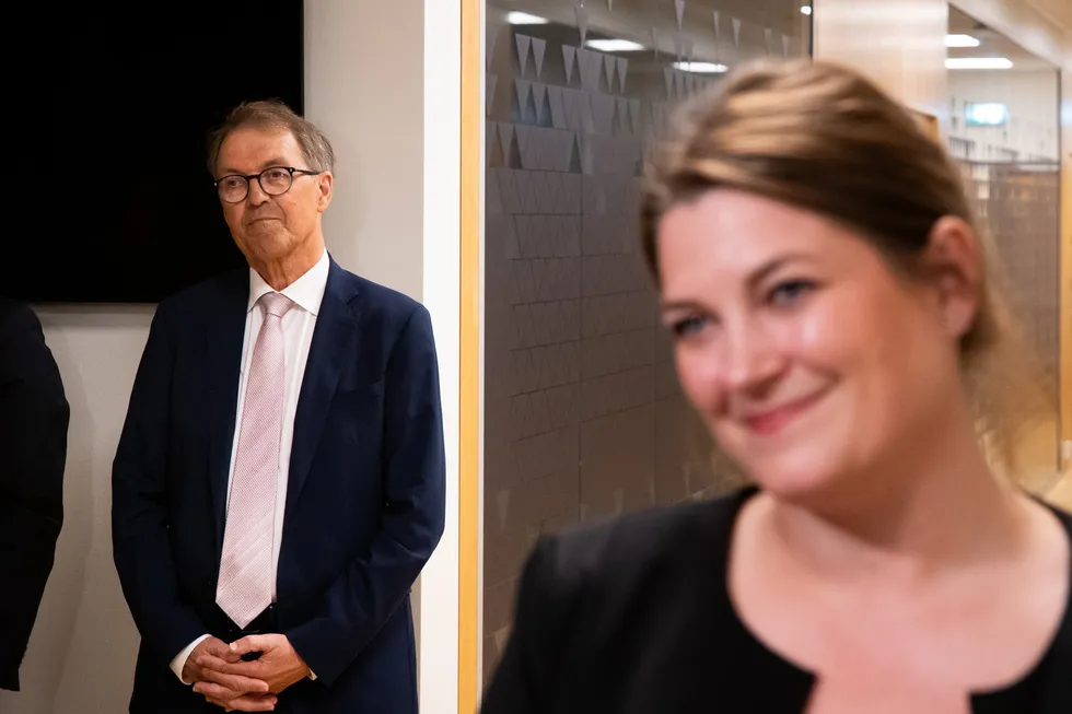 Kongsberggruppen-styreleder Eivind Reiten (i bakgrunnen) har nektet å føye seg etter regjeringens nye retningslinjer for lederlønn. Næringsminister Cecilie Myrseth stemte likevel for selskapets lønnsrapport.