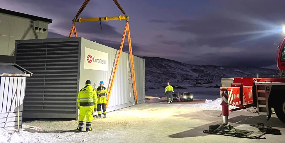 De to aggregatene er installert i containere som ble levert ferdig på kaia. De står klar til bruk med 72.000 liter diesel i tankene.