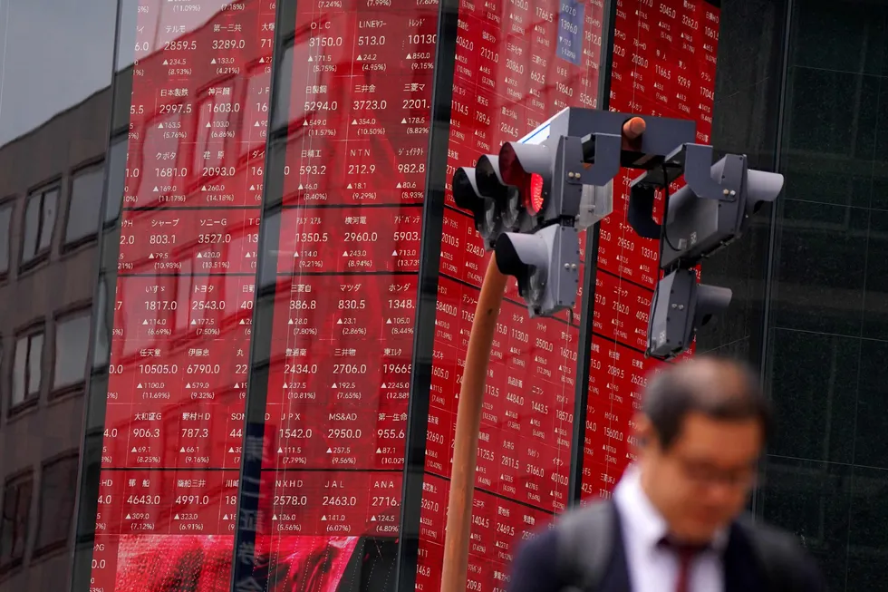 Nikkei-indeksen ved Tokyo-børsen falt med over fem prosent fredag formiddag. Nedgangen har avtatt idet ettermiddagshandelen er i gang.