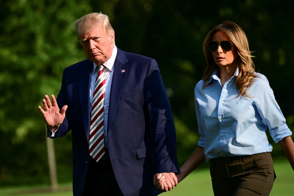 President Donald Trump sier at det må bli slutt på masseskytinger. PÅ bildet returnerer han til Det hvite hus søndag sammen med kone og førstedame Melania Trump.